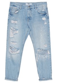 Ljust blå denimjeans med slitna detaljer, målarfärgsfläckar och upprullade fållar.