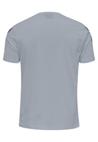 Jasnoniebieska koszulka z krótkim rękawem wykonana z bawełny. Posiada okrągły dekolt i czarne akcenty na ramionach. Gładka faktura z prostym wzorem.