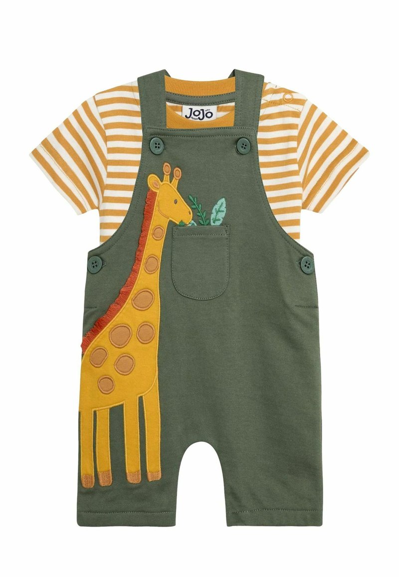 Salopette verte avec un motif de girafe jaune et une poche, associée à un t-shirt à manches courtes rayé jaune et blanc.