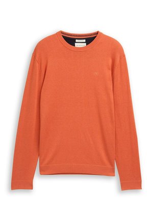 Vyriškas ilgomis rankovėmis, oranžinės degintos spalvos megztinis su apvalia kaklo iškirpte, su ribotais rankogaliais ir apačia, ant krūtinės nedidelis siuvinėtas logotipas.