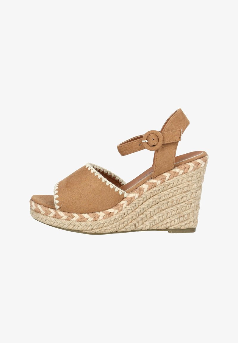 Bruine suede wedge sandaal met een geweven jute platform, enkelband met een ronde gesp en geschulpte details langs de bovenrand.