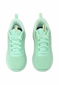 Sneaker leggere di colore verde menta con una tomaia in mesh traspirante, chiusura con lacci, collarino imbottito e dettagli dorati sottili sui lati.