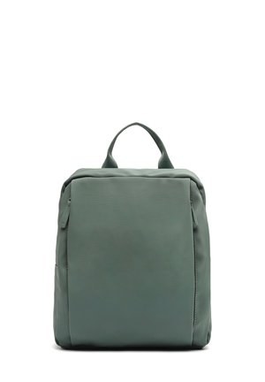 Mochila verde, texturizada, con forma cuadrada minimalista, un asa superior y un bolsillo con cremallera lateral. Fabricada en un tejido suave y duradero.