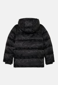 Veste noire matelassée avec capuche, présentant un motif tonal subtil, des poignets élastiques et un design matelassé piqué. Vue arrière uniquement.