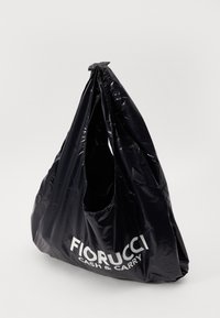 Schwarze Plastiktasche mit großer Öffnung und strukturierten Oberflächen. Mit weißem Aufdruck "FIORUCCI CASH & CARRY."