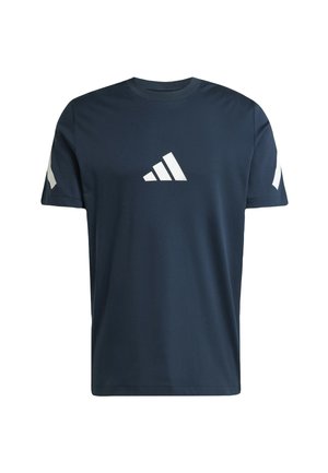 Marineblaues T-Shirt mit kurzen Ärmeln aus weichem Material, das ein großes weißes Adidas-Logo auf der Brust und weiße Akzente an den Ärmeln aufweist.