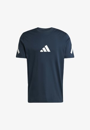 Camiseta de manga corta azul marino hecha de tela suave que presenta un gran logo blanco de Adidas en el pecho y detalles en blanco en las mangas.