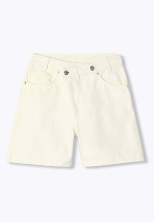 Short en denim écru avec poches avant, passants de ceinture et détails en métal sur boutons et rivets, présenté à plat sur fond blanc.