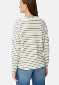 Katoenen longsleeve shirt in roomkleur met donkergroene horizontale strepen. Zachte stof, ontspannen pasvorm met drop shoulders en een uitsnede in de achterkant van de halslijn.