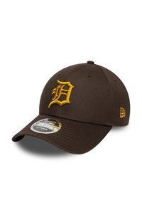 Brauner Baseballcap aus Baumwolle mit strukturiertem Oberteil, das ein gesticktes gelbes "D"-Logo auf der Vorderseite und einen flachen Schirm aufweist.