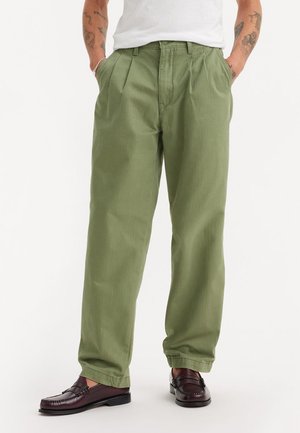 XX CHINO LOOSE STRAIGHT PLEATED PANTS - Chino stiliaus kelnės - four leaf clover