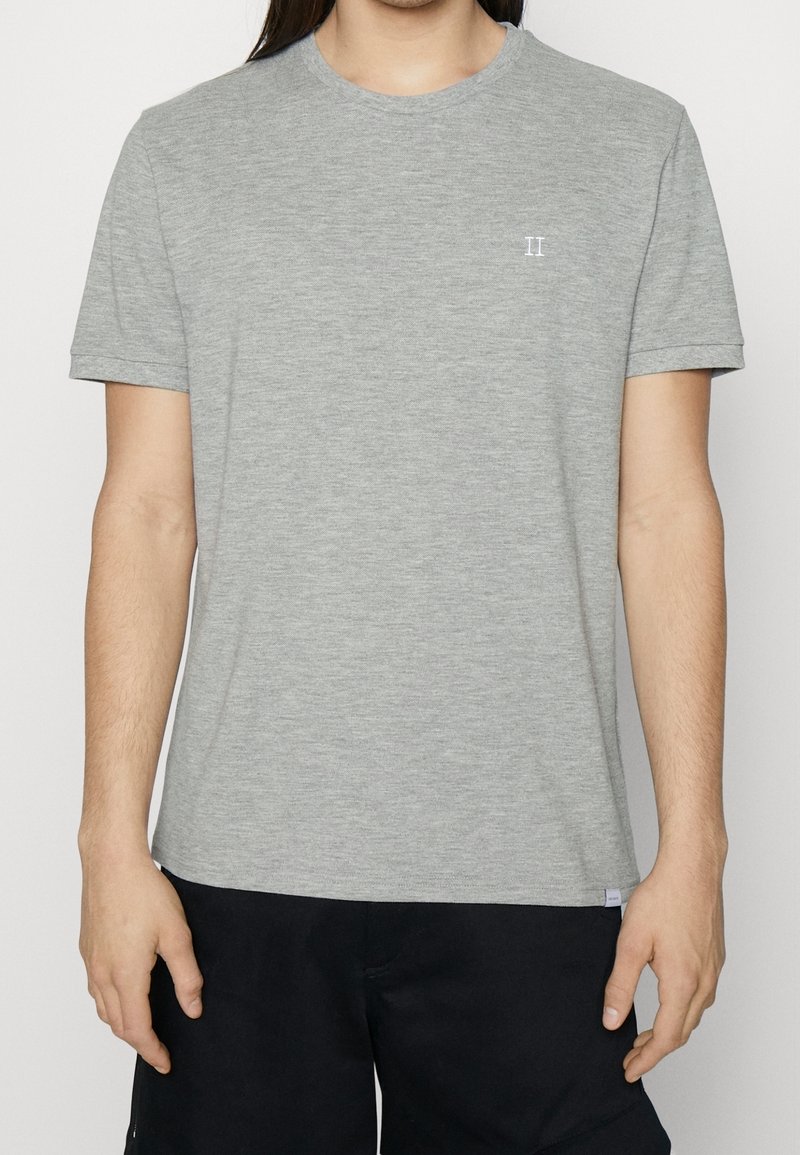 T-shirt grigio a maniche corte realizzato in tessuto morbido, con collo rotondo e un piccolo logo ricamato "II" sul petto.