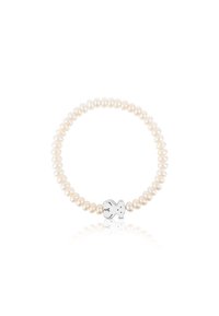 Bracelet élastique avec de petites perles blanches rondes et un pendentif en forme d'ourson en argent centré sur un bandeau élastique.