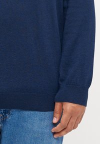 Jack & Jones JJEEMIL ROLL NECK - Pulóver - navy