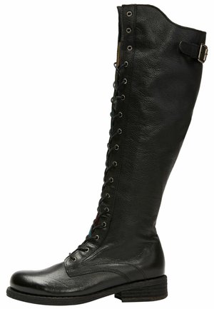 Schwarze Leder-Knöchelstiefel mit Schnürung vorne, silbernen Ösen und seitlichem Schnallenverschluss. Verfügt über eine strukturierte Oberfläche und einen gestapelten Absatz.