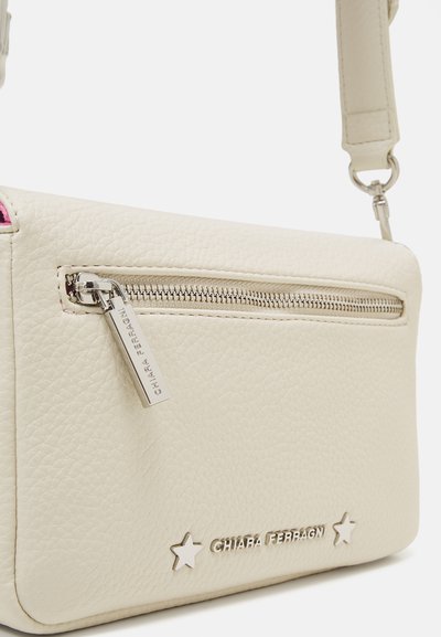 CHIARA FERRAGNI LITTLE EYE STAR - Handbag - tofu