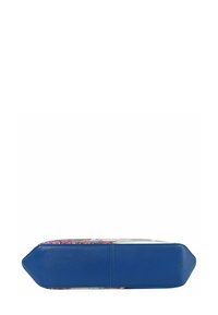 Blauwe leren handtas met een bovenkant van bloemenstof, rechthoekige vorm, textuur aan de onderkant en puntige zijkanten. Voorzien van zichtbare stiksel en stevige constructie.