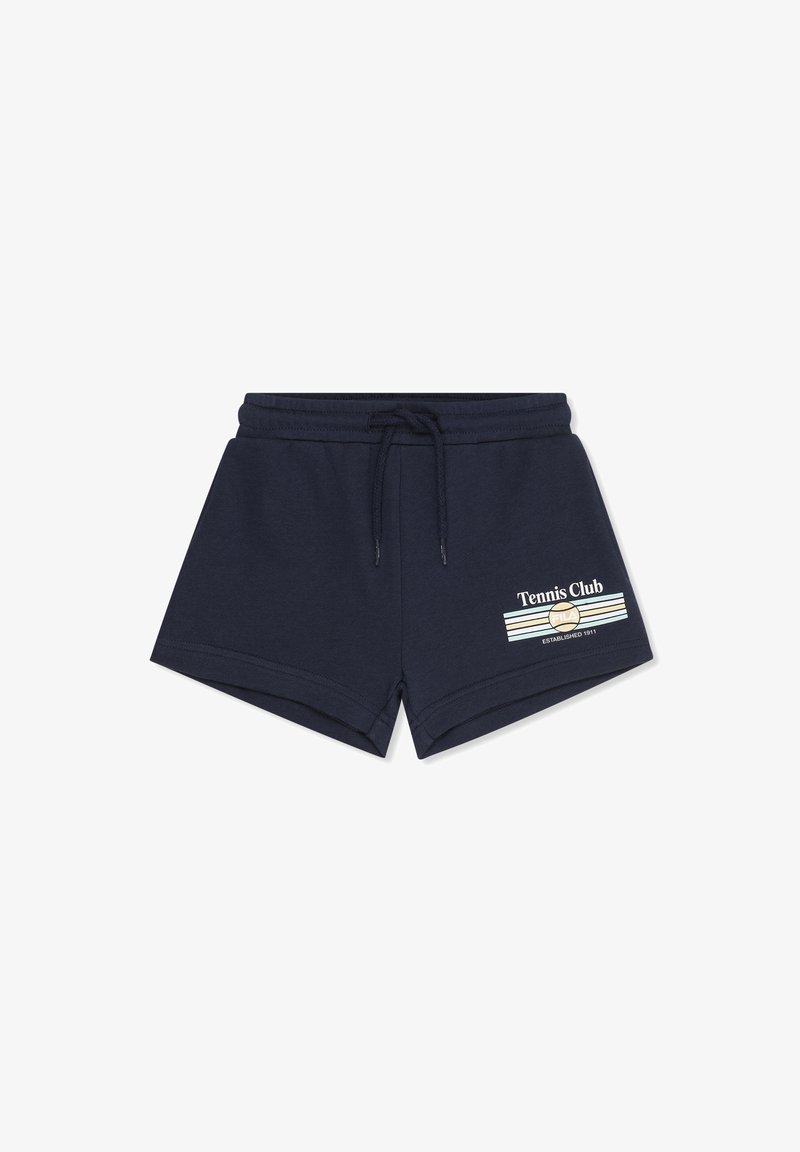 Shorts à cordon bleu marine avec l'inscription "Tennis Club" et un logo rayé sur la jambe droite, style sportswear décontracté.