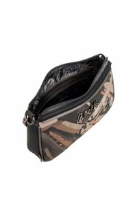 Funda en material sintético con estampado de camuflaje y cierre de cremallera, con un interior floral, acentos en negro y una textura suave.