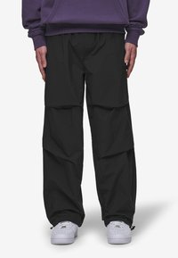 Pegador ARDEN PARACHUTE PANTS - Nadrágok - black/deep purple