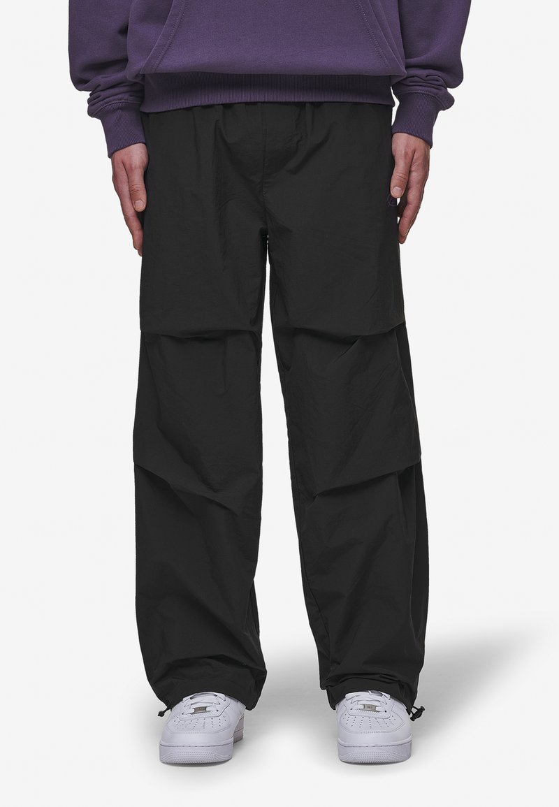 Pegador ARDEN PARACHUTE PANTS - Nadrágok - black/deep purple
