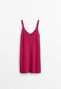 Robe débardeur en maille fuchsia avec un décolleté en V et des bretelles fines. Le tissu est doux et texturé, tombant droit jusqu'à l'ourlet sans ornements.