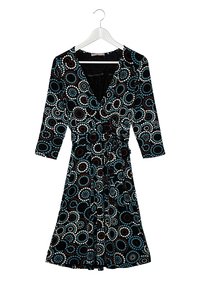 Robe portefeuille noire à manches trois-quarts, ornée de motifs de pois circulaires bleus, blancs et bruns, suspendue sur un cintre blanc.