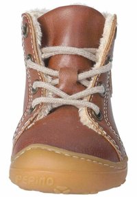 Brune læder ankelstøvle med blødt pelsfor, beige snørebånd, metaløjer og en gummisål med et hævet logo. Syningsdetaljer.