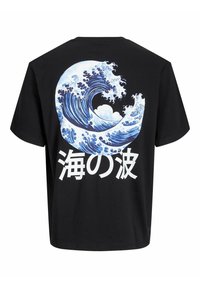 Camiseta de algodón negra con un gran gráfico de olas azules y blancas en la parte posterior, con texto en japonés debajo del diseño. Mangas cortas y corte relajado.