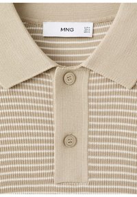 Polo en maille beige et blanc à rayures avec deux boutons et un col, étiquette de taille indiquant la marque MNG et taille moyenne (EUR, USA, MEX).