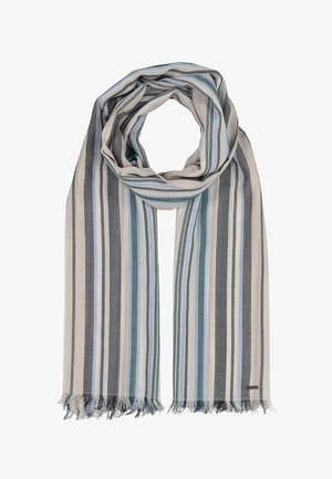 Könnyű sál, kék, szürke, fehér és bézs vertikális csíkokkal, laza hurkokban, rojtos végekkel, fehér háttéren.
