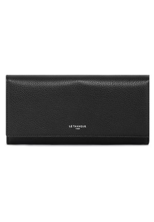 Cartera de cuero negra con textura de grano fino, diseño rectangular, que presenta un logo en plata y una base lisa. Cierre simple y elegante.