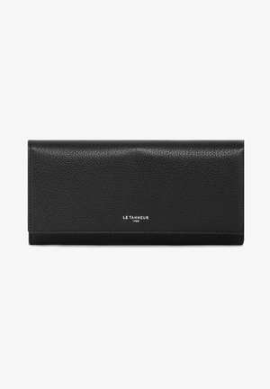 Cartera de cuero negra con textura de grano fino, diseño rectangular, que presenta un logo en plata y una base lisa. Cierre simple y elegante.