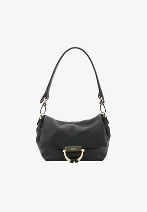 Schwarze Leder-Schultertasche mit gebogenem Griff, Verschluss in Goldoptik und genarbter Oberfläche, entworfen für den täglichen Gebrauch.