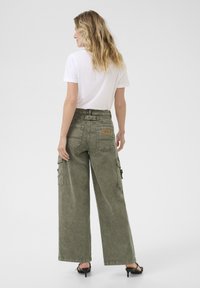 Cream Kavbojke na trapez - heavy washed green