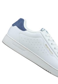 Bílá teniska s texturovaným bílým koženým svrškem a modrou semišovou patní částí. Má perforované boční detaily a gumovou podrážku.