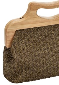 Geflochtene Strohtasche mit einem gebogenen Holzgriff. Die Tasche hat einen strukturierten braunen Körper und eine natürliche Holzoptik am Griff.