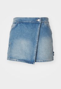 Denim minikjol i ljusblått med omlottmodell. Innehåller en framficka och en knappstängning i midjan, med en fransig fåll.