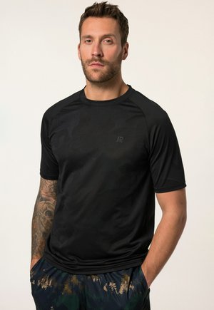 Černé sportovní tričko s krátkým rukávem a maskovacím vzorem, vyrobené z prodyšného materiálu. Má kulatý výstřih a diskrétní logo na hrudi.
