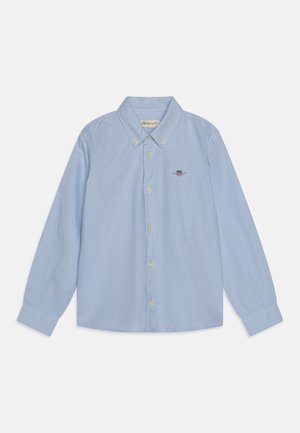 Camicia azzurra a maniche lunghe in cotone, con colletto a punta, bottoni frontali e logo ricamato sul lato sinistro del petto.