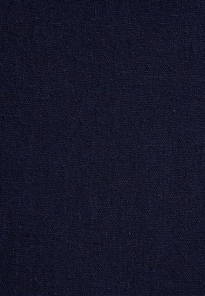 Tume sinine kootud kangas veidi tekstuurse pinnaga, kus on näha peeneid ristkirjatud keermeid.