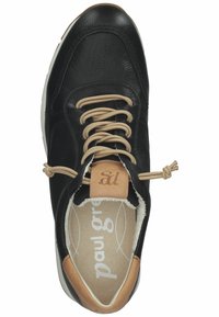 Czarne skórzane trampki z beżowymi sznurowadłami, brązowym skórzanym akcentem na pięcie i delikatną teksturą. Wewnątrz znajduje się miękka podszewka i logo.