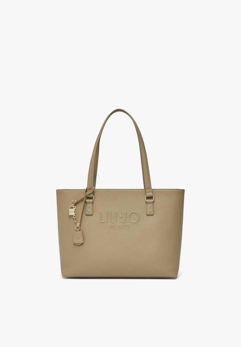 Sac cabas beige en matière synthétique texturée, doté d'un logo en relief, de deux anses d'épaule et d'un charm décoratif.