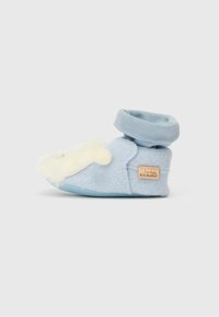 Botosei pentru bebeluși din fetru albastru deschis, cu un accent pufos alb, margine rulată și o mică etichetă din piele embosată. Design moale și confortabil.