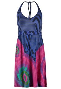 Robe à col halter avec des motifs géométriques bleus et noirs sur le haut, passant à du rose avec des motifs circulaires abstraits verts et bleus sur la jupe.