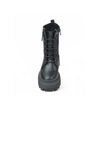Botas de cuero negras hasta el tobillo con punta redonda, parte delantera de cordones, cremallera lateral y suela de goma gruesa y texturizada. Acabado liso con detalles de costura.