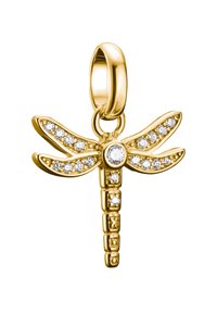 Ciondolo a forma di libellula in oro con finitura lucida, decorato con cristalli trasparenti sulle ali e sul corpo, dotato di un anello circolare per il fissaggio.