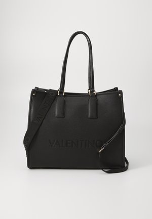 Črna usnjena tote torba z dvojnimi ročaji, nastavljivim ramenskim trakom in embosiranim logotipom "VALENTINO" spredaj. Gladka tekstura, strukturirana oblika.