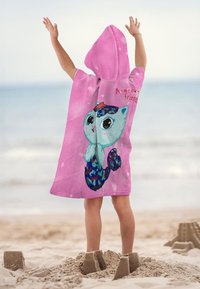 Serviette à capuche rose avec un design de chat sirène de style cartoon. Fabriquée en tissu doux, elle présente des couleurs ludiques et un motif fantaisiste.