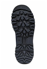 Zwarte rubberen schoenzool met diepe profilering, voorzien van een patroon van hoekige vormen en groeven voor grip en stabiliteit.